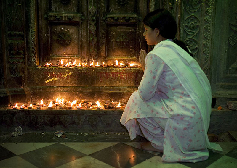 800px-India_-_Varanasi_candle_temple_-_2196