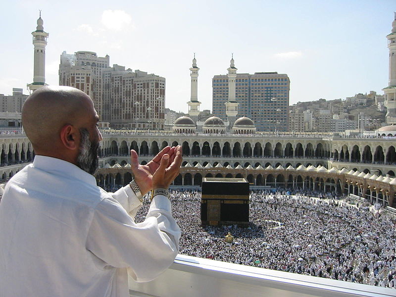 800px-Supplicating_Pilgrim_at_Masjid_Al_Haram._Mecca,_Saudi_Arabia